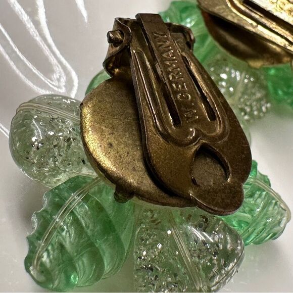 Vintage W. Germany Green and white lucite  Floral Clip-On Earrings - Picture 9 of 9